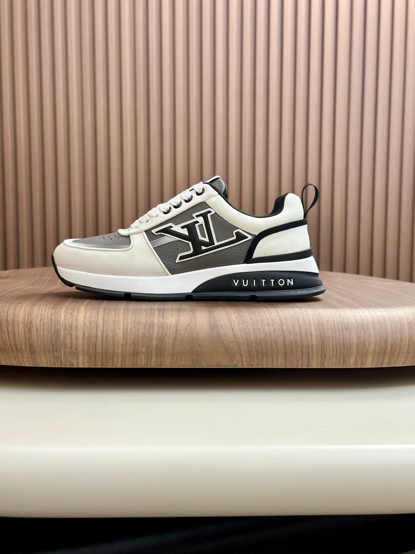 [L Family] Top P: 840💰 Size: 39-44 (38.45 can be customized) Lujia new color matching men's 🧍‍♂️trainer sneakers, this LV Trainer sneaker is made of soft grained calfskin, showing pure colors, the brand was born in 1854, the designer's handwritten brand logo is embellished on one side, virgil Designed by abloh himself, it is a very commemorative sneaker, the new LV Louis Vuitton trainer sneaker low casual sports culture versatile basketball shoes